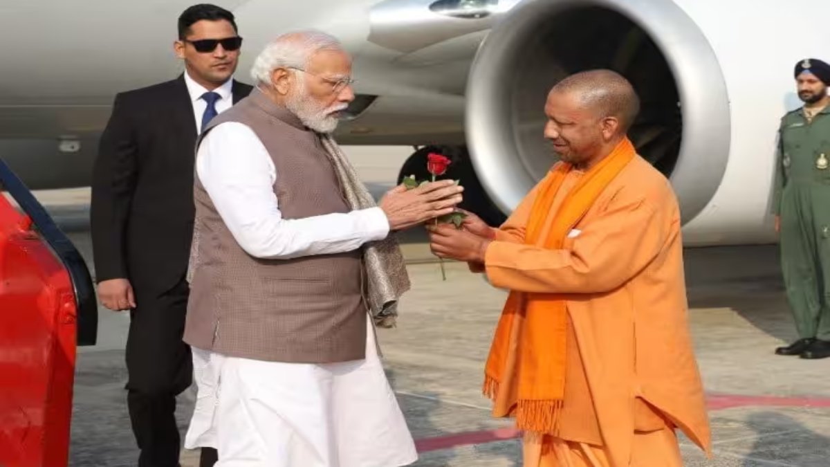 PM मोदी पहुंचे वाराणसी, राज्यपाल और CM ने किया स्वागत, प्रधानमंत्री काशी को देंगे 19 करोड़ की सौगात