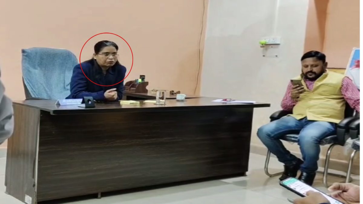नकली जिला शिक्षा अधिकारी बन महिला पहुंची DEO कार्यालय, सीट पर बैठ साहब पर ही जमाते रही धौंस, ऐसे खुली पोल