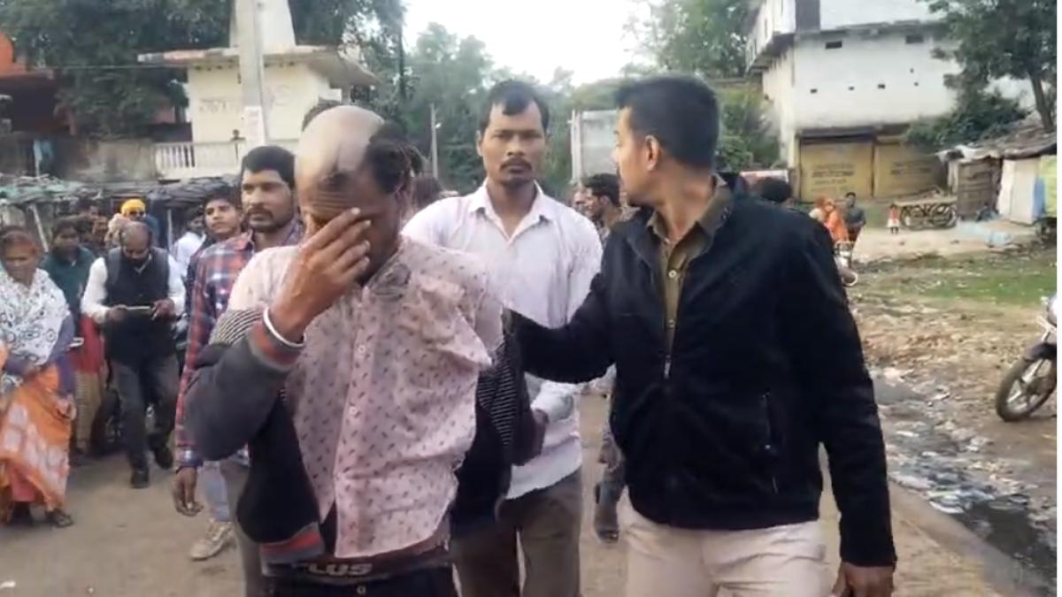 मूक बधिर किशोरी से दुष्कर्म की कोशिश: लोगों ने एक आरोपी को पकड़ा, जमकर धुनाई कर किया आधा गंजा, दूसरा फरार