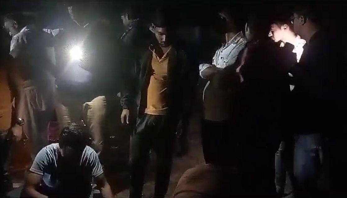 मरने के बाद भी चैन नहींः बाइक और मोबाइल टॉर्च की रोशनी से किया अंतिम संस्कार, वीडियो वायरल