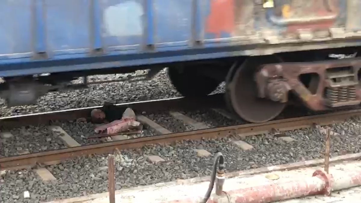 दिल दहलाने वाला वीडियोः बुजुर्ग के ऊपर से गुजर गई पूरी ट्रेन, फिर…