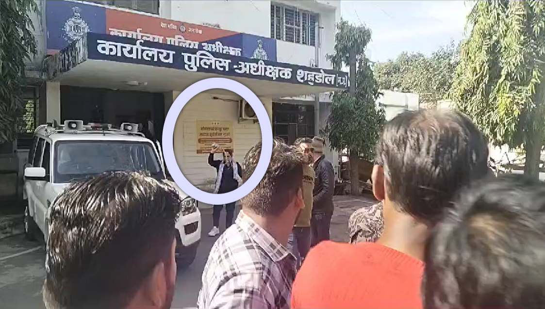 बड़ी खबरः एसपी ऑफिस के सामने महिला ने किया आत्मदाह का प्रयास, जानिए क्या है मामला
