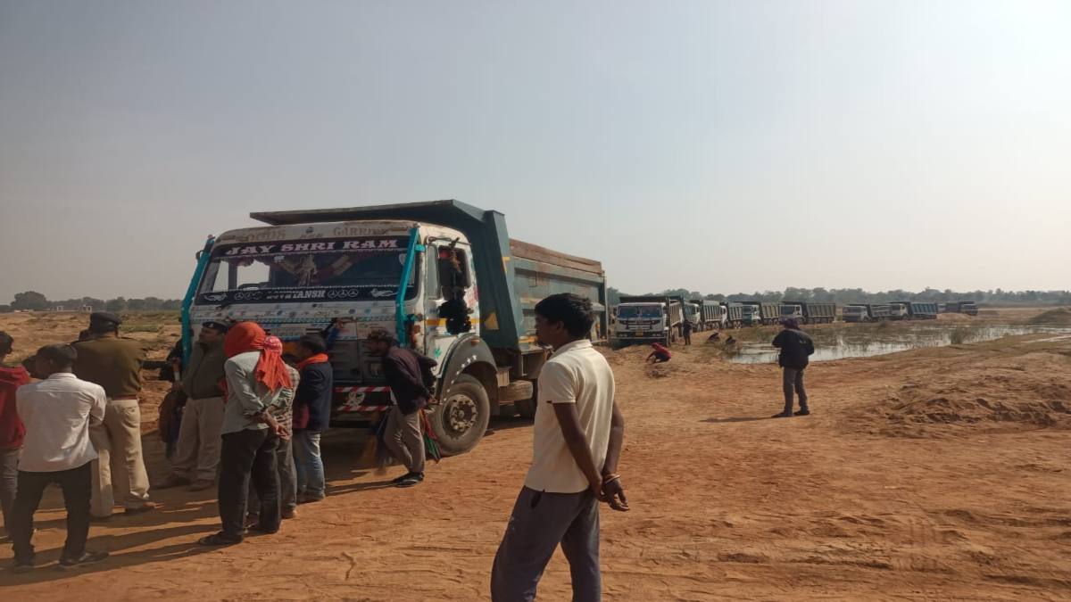 अवैध रेत उत्खनन और परिवहन पर पुलिस ने की बड़ी कार्रवाई, 3 चैन माउंटेन मशीन और 25 हाइवा जब्त