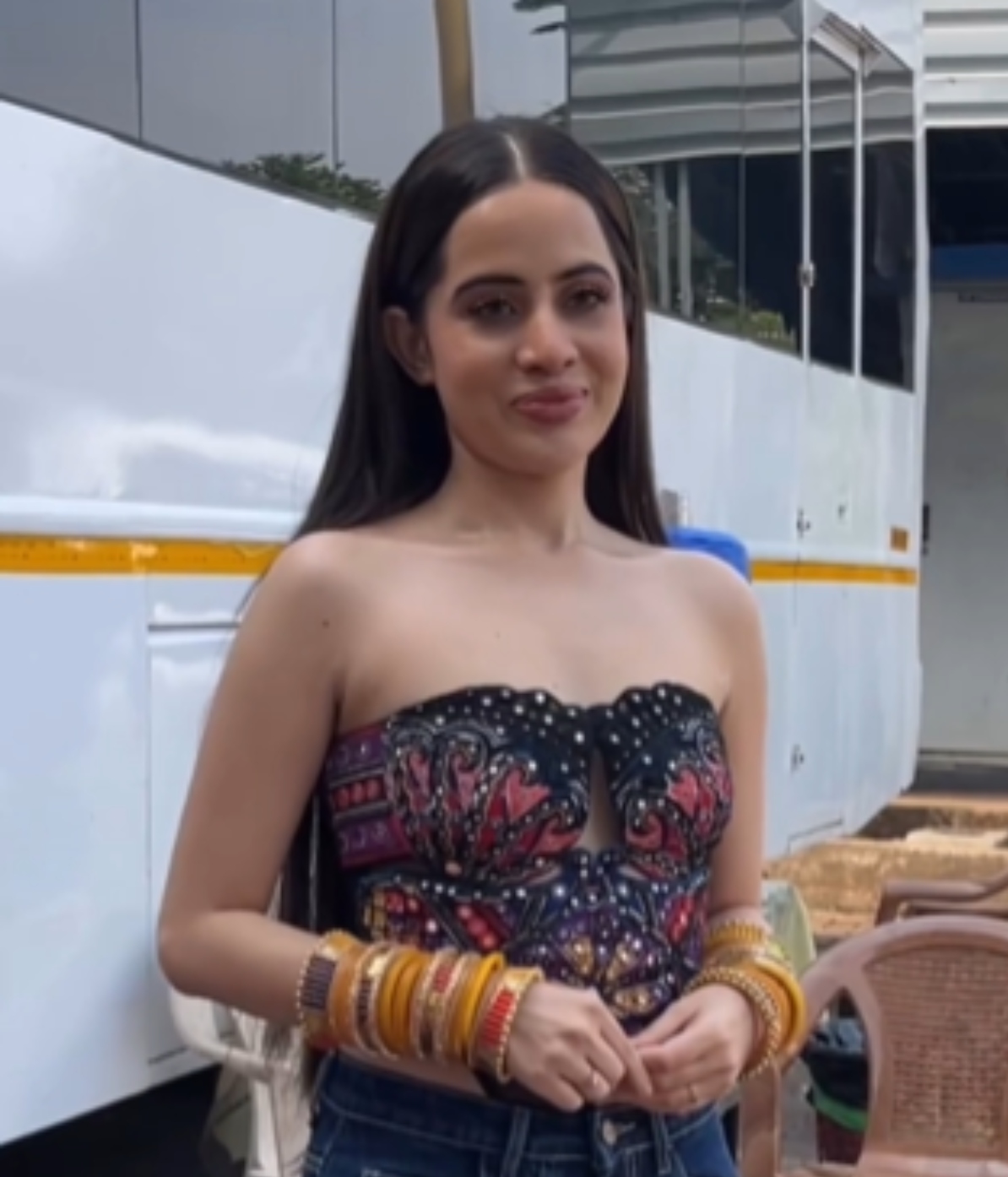 Urfi Javed New Look: ऑफ शोल्डर टॉप के साथ हाथों में उर्फी ने पहना चूड़ा, लगीं कयामत…