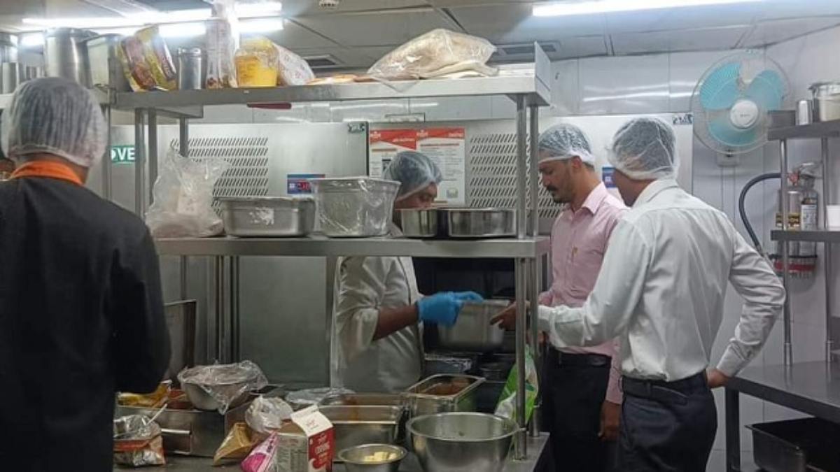 Odisha News : बीएमसी ने भोजनालयों में खाद्य सुरक्षा की जांच के लिए की छापेमारी, होटलों पर लगाया जुर्माना