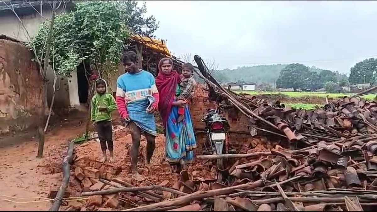 CG में Cyclone Michaung का असर : लगातार हो रही बारिश से ढहा किसान का घर, सो रहे 4 लोग मलबे में दबे