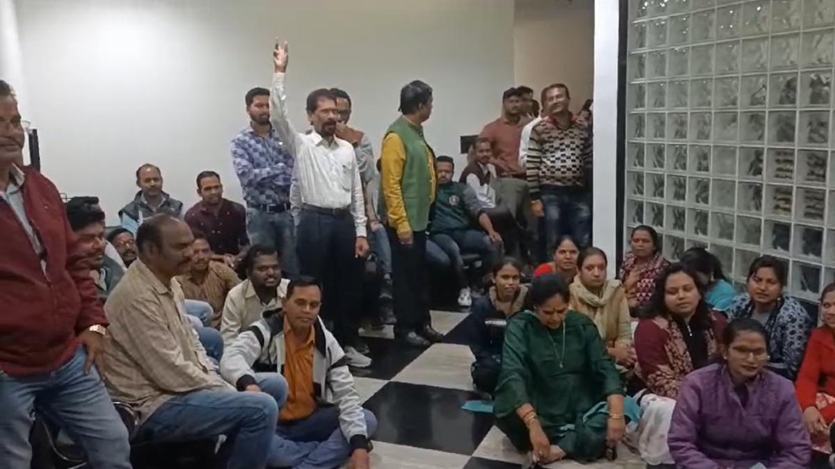CG Breaking : मंत्रालय के अधिकारी-कर्मचारियों का फूटा गुस्सा, संविदा सचिव डीडी सिंह को हटाने की मांग को लेकर जमकर किया प्रदर्शन…