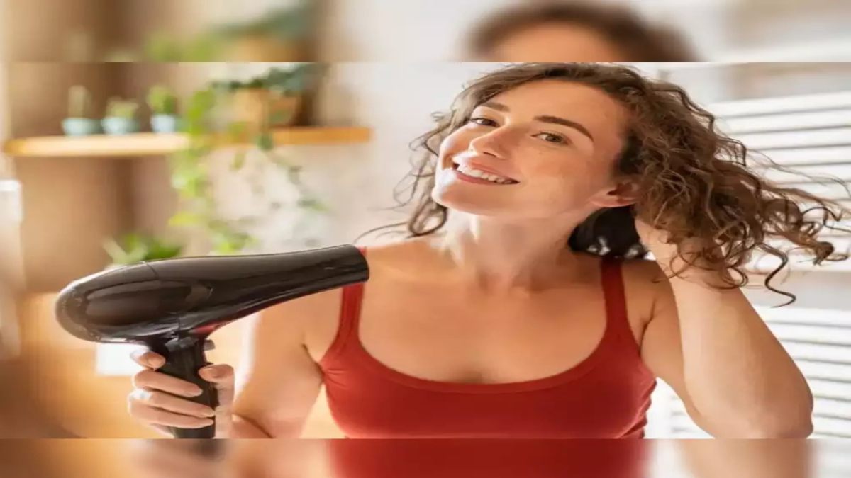 1000 रुपए से कम में ऑनलाइन ऑर्डर करें Hair Dryer, यहां मिल रही शानदार डील …