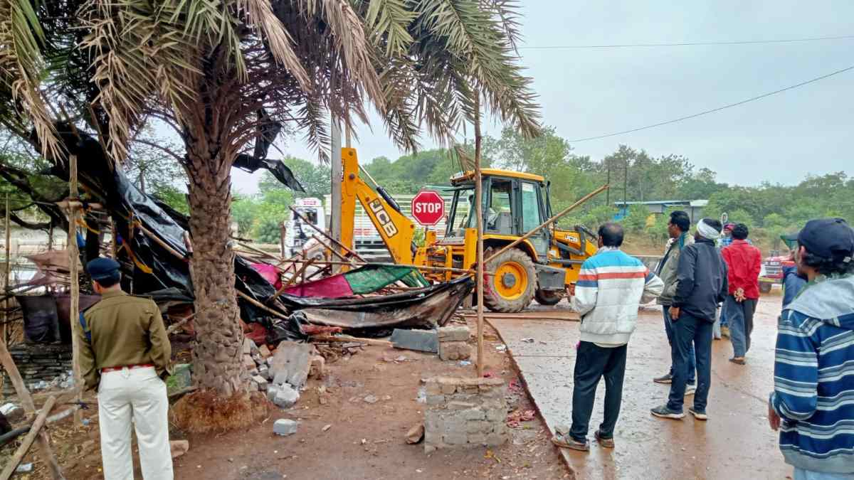 आरंग में प्रशासन ने हटाए अवैध ठेले-गुमटियां, लोगों ने कहा – सरकारी जमीनों से भी हटवाएं अवैध कब्जा