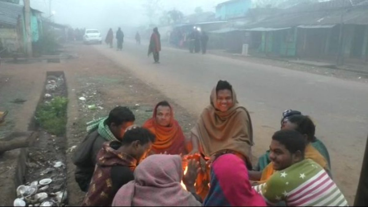 Odisha Weather Update : प्रदेश में बारिश खत्म होते ही बढ़ी ठंड, कई जगह अलाव जलाते दिखे लोग