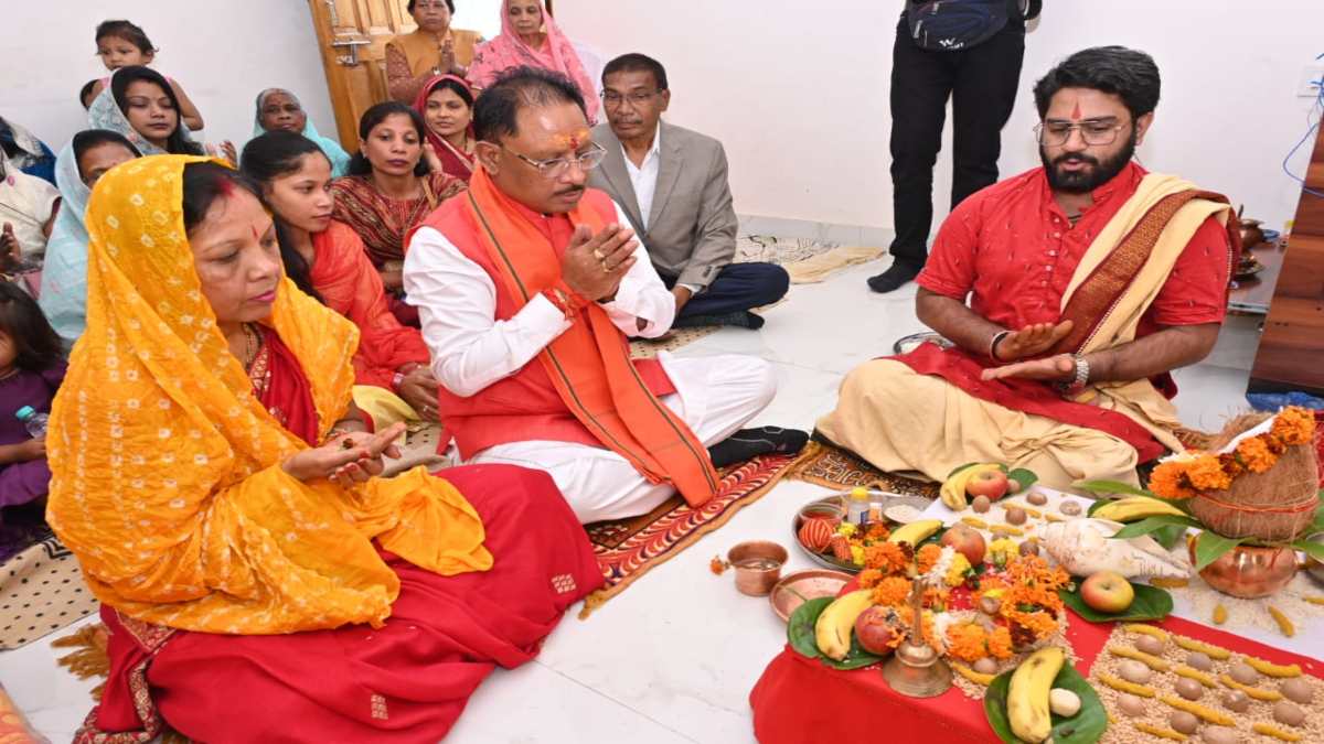 CG News : शपथ ग्रहण से पहले मुख्यमंत्री विष्णुदेव साय ने परिजनों के साथ घर में की पूजा