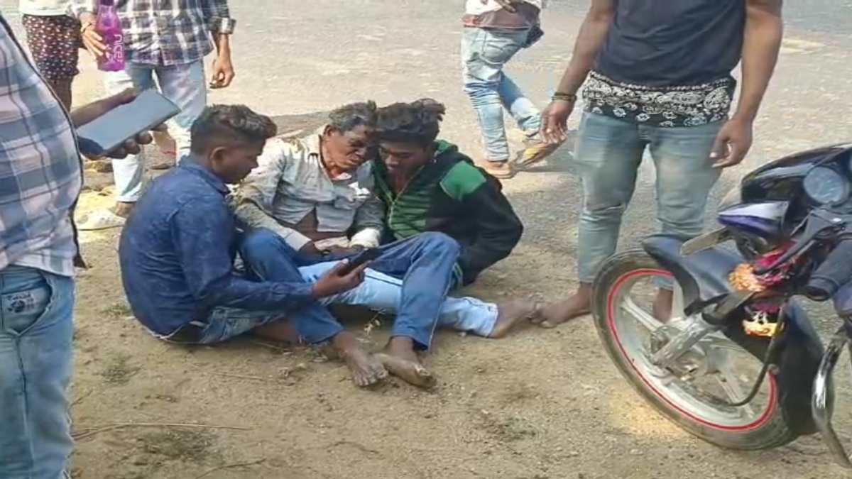 पशुओं के लिए चारा का इंतजाम करते करंट की चपेट में आए दो युवक, दो बकरियों की मौत