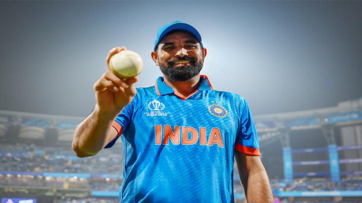 Ball Controversy: मोहम्मद शमी ने बॉल बदलने वाले बयान पर पाकिस्तान के पूर्व क्रिकेटर को दिखाया आइना, कहा- गेंद काटने का…