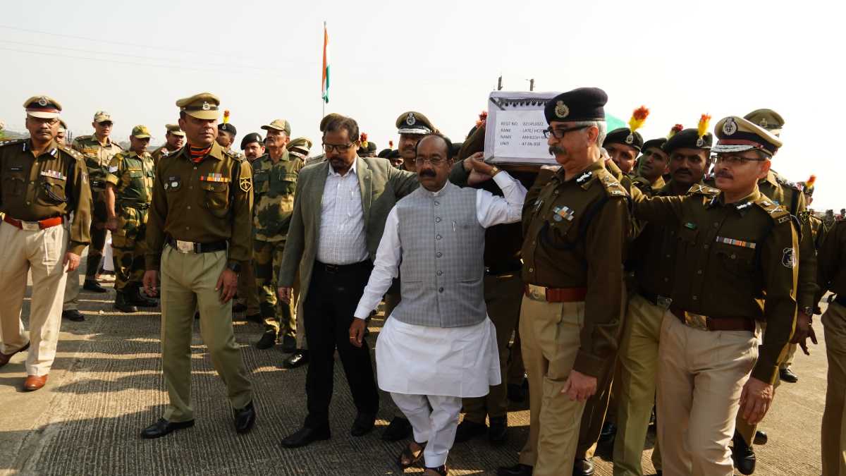 शहीद जवान को उपमुख्यमंत्री अरुण साव ने दी श्रद्धांजलि, DGP समेत कई अधिकारी रहे मौजूद