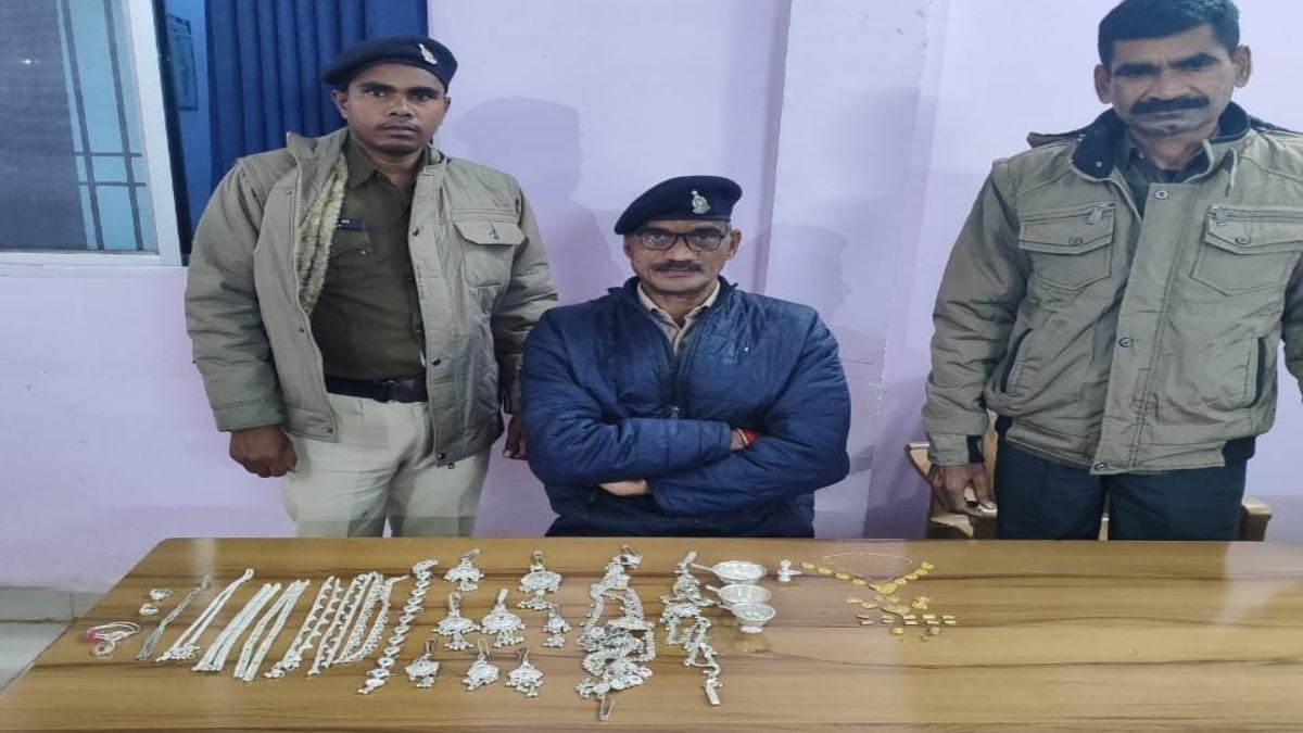 4 लाख के सोने-चांदी के जेवरों के साथ चार नाबालिग गिरफ्तार, सूने मकानों से करते थे चोरी