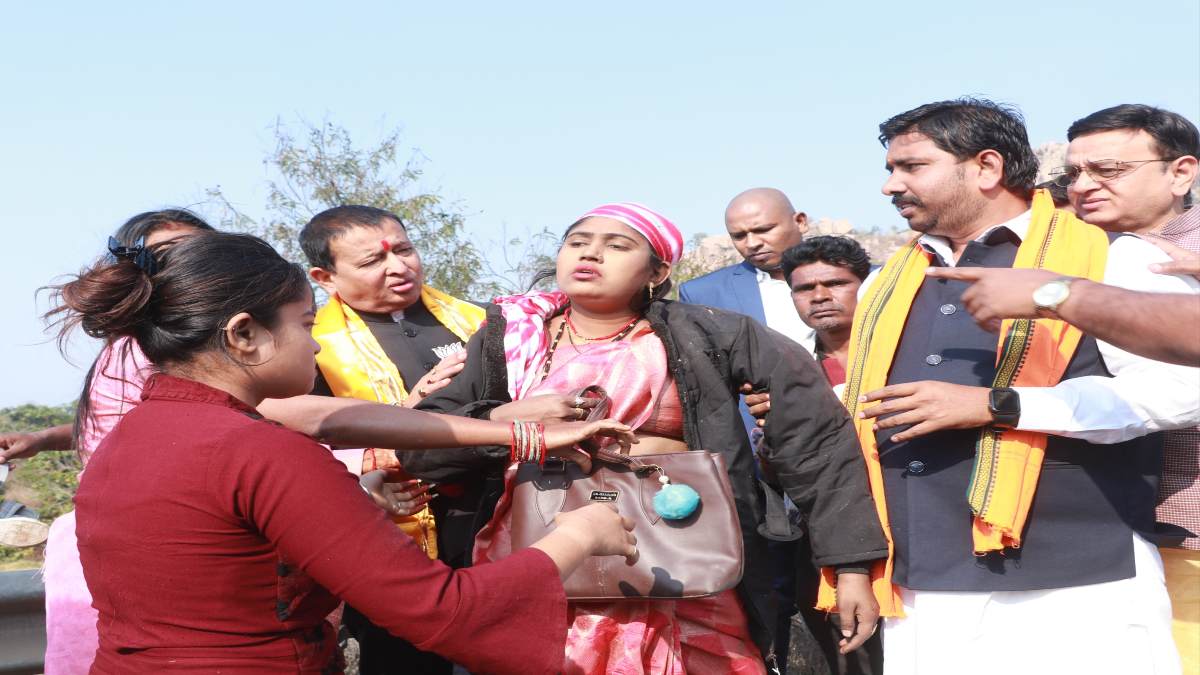 विधायक ने दिया मानवता का परिचय : सड़क पर घायल दंपती को देख संपत अग्रवाल ने रोका काफिला, अपनी गाड़ी से पहुंचाया अस्पताल