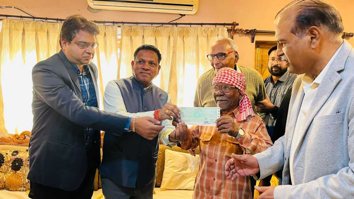 चपरासी ने रेडक्रॉस सोसायटी को किया 6 लाख रुपये दान, कलेक्टर बोले- जिले के सबसे प्रेरणादायी व्यक्ति हैं हीरालाल…