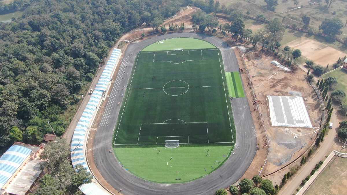 नक्सलगढ़ नारायणपुर में महानगरों जैसा बना फुटबॉल मैदान, जल्द होगा ऑल इंडिया टूर्नामेंट