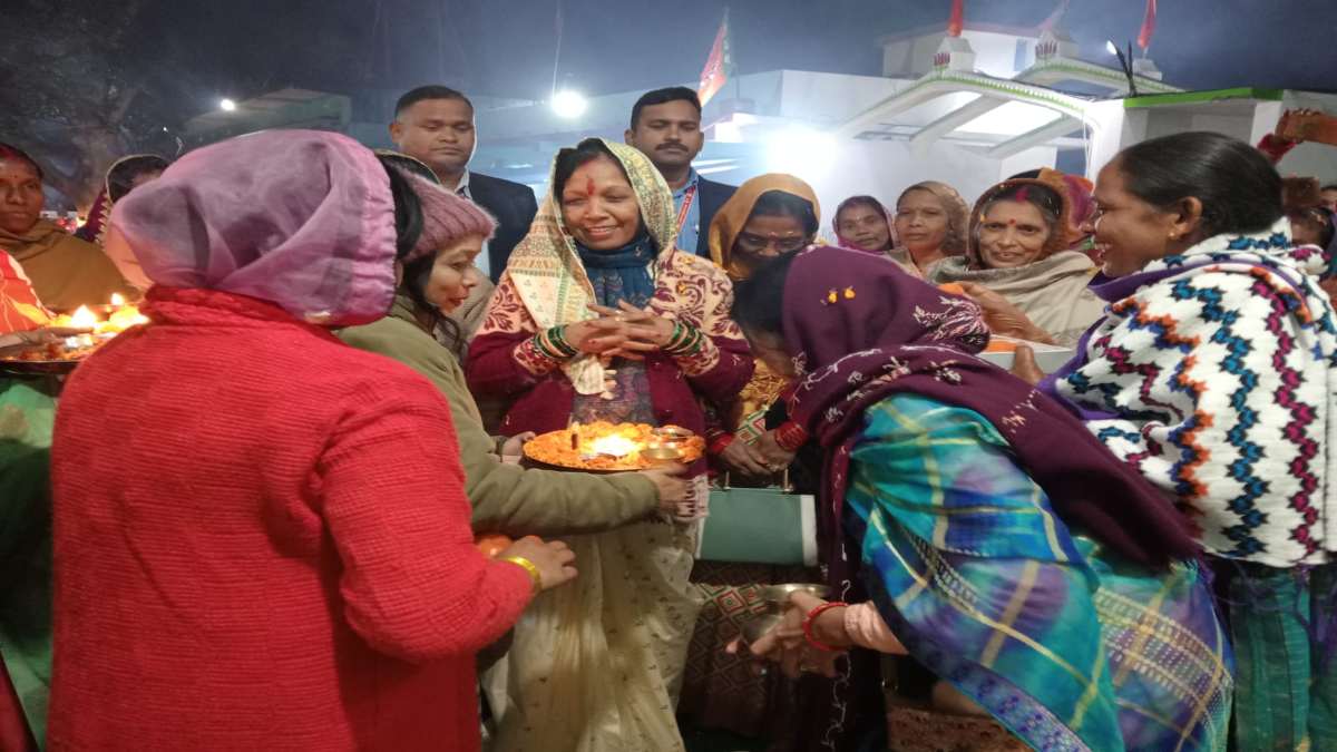 गृह ग्राम पहुंचीं सीएम साय की पत्नी, ग्रामीणों ने ढोल-नगाड़ों से किया भव्य स्वागत, कौशल्या साय बोलीं- पूरे प्रदेश का होगा विकास