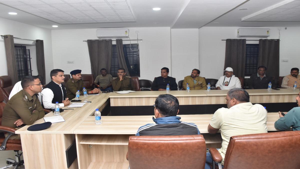 बस संचालकों की मनमानी पर बस्तर पुलिस ने कसा शिकंजा, दी गई शख्त हिदायत