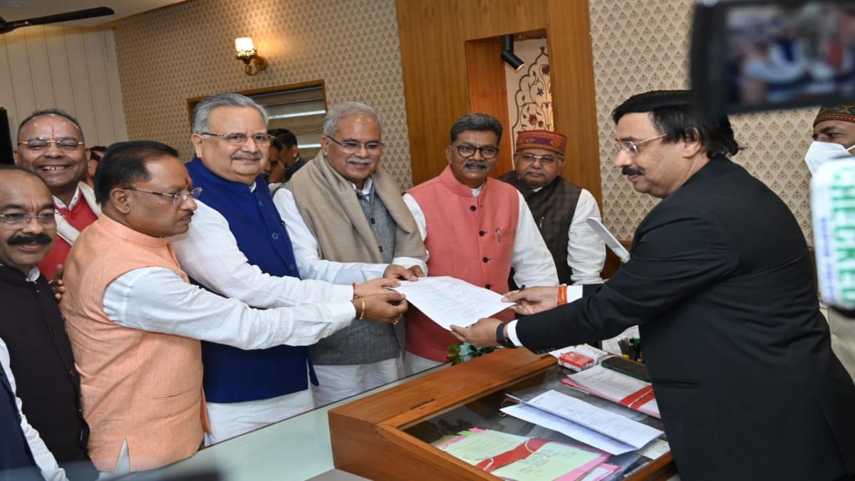 पूर्व CM भूपेश बघेल और नेता प्रतिपक्ष चरणदास महंत बने डॉ. रमन सिंह के प्रस्तावक, निर्विरोध चुने जाएंगे विधानसभा अध्यक्ष