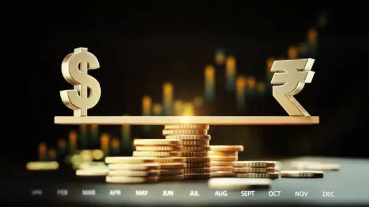 Dollar Vs Rupee Latest Update: डॉलर के मुकाबले भारतीय करेंसी में गिरावट, जानिए रुपया कितने में कर रहा ट्रेड ?