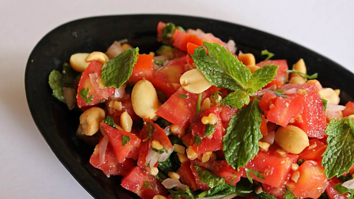 Tomato Peanut Salad : अगर खाना खाने में आपके बच्चें भी करते हैं नखरें, तो घर पर बनाएं चटपटा टमाटर पीनट सलाद …