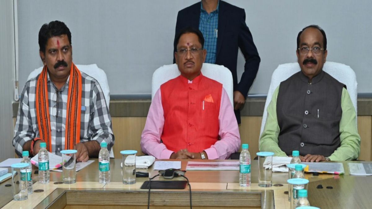 CM साय ने कलेक्टरों के साथ की वीसी : पीएम आवास योजना और कानून-व्यवस्था समेत राजस्व मामलों को सर्वोच्च प्राथमिकता देने के निर्देश, कोरोना की वर्तमान स्थिति की भी हुई समीक्षा