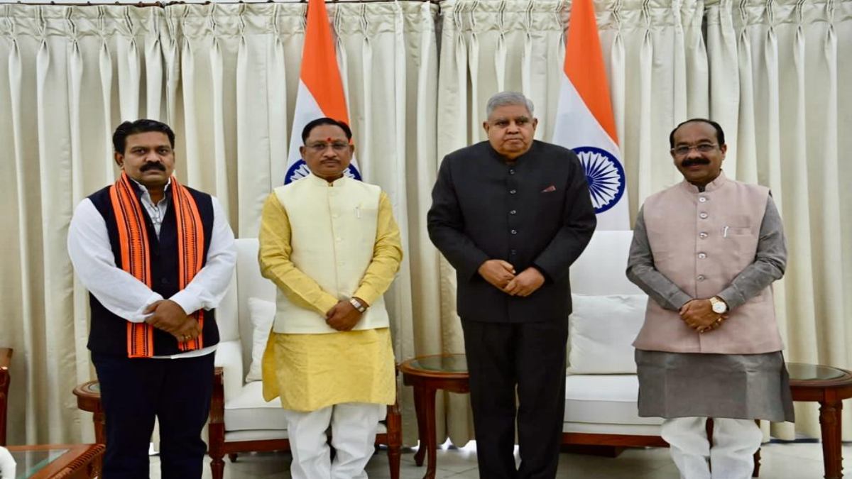 मुख्यमंत्री विष्णुदेव साय ने उप-राष्ट्रपति जगदीप धनखड़ से की मुलाकात, डिप्टी सीएम विजय शर्मा और अरुण साव भी रहे मौजूद