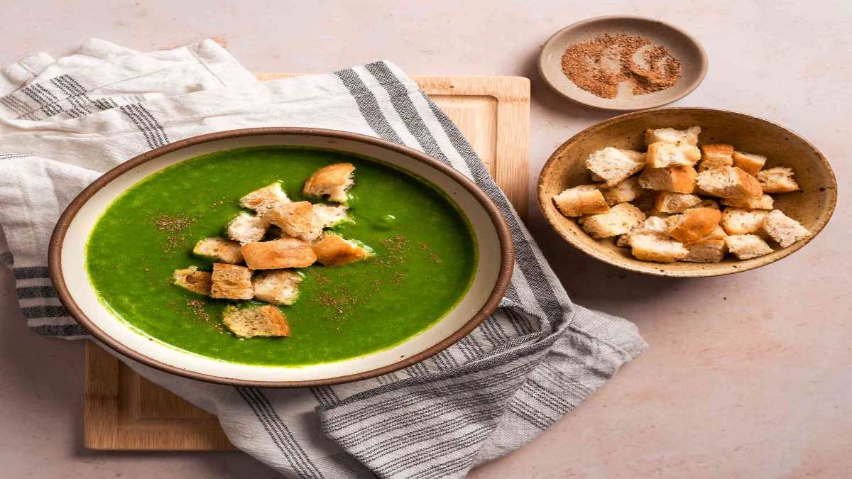 Spanish Soup : सर्दियों में पीना चाहिए हेल्दी पालक का सूप, जानें इसकी रेसिपी …