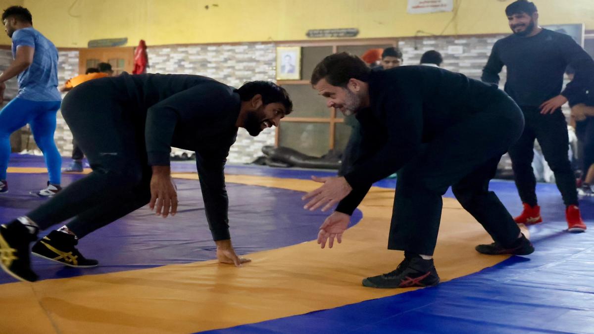 भारतीय कुश्ती संघ विवाद : पहलवानों से अचानक मिलने पहुंचे सांसद राहुल गांधी, बजरंग पुनिया के साथ कुश्ती में आजमाया हाथ, Rahul ने कही ये बात …