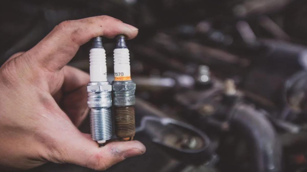 Car Care Tips: कार में होने लगे ये 5 दिक्कतें तो बदलवा दीजिए स्पार्क प्लग, भारी पड़ सकती है लापरवाही
