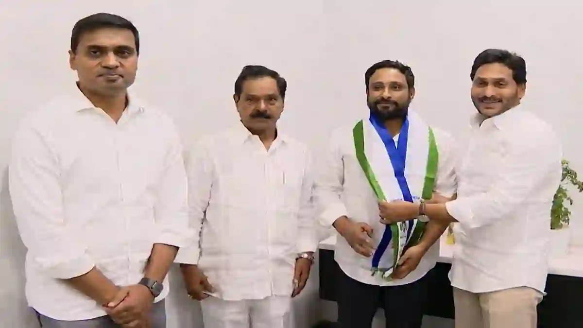 क्रिकेट की पिच से राजनीति के मैदान में उतरे अंबाती रायडू, सीएम रेड्डी की मौजूदगी में ली YSRCP की सदस्यता