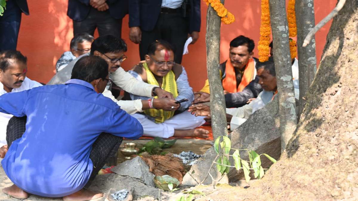 CM विष्णुदेव साय और उनकी धर्मपत्नी ने कुल देवता का किया दर्शन, जानिए क्या है मुख्यमंत्री की इससे जुड़ी परंपरा