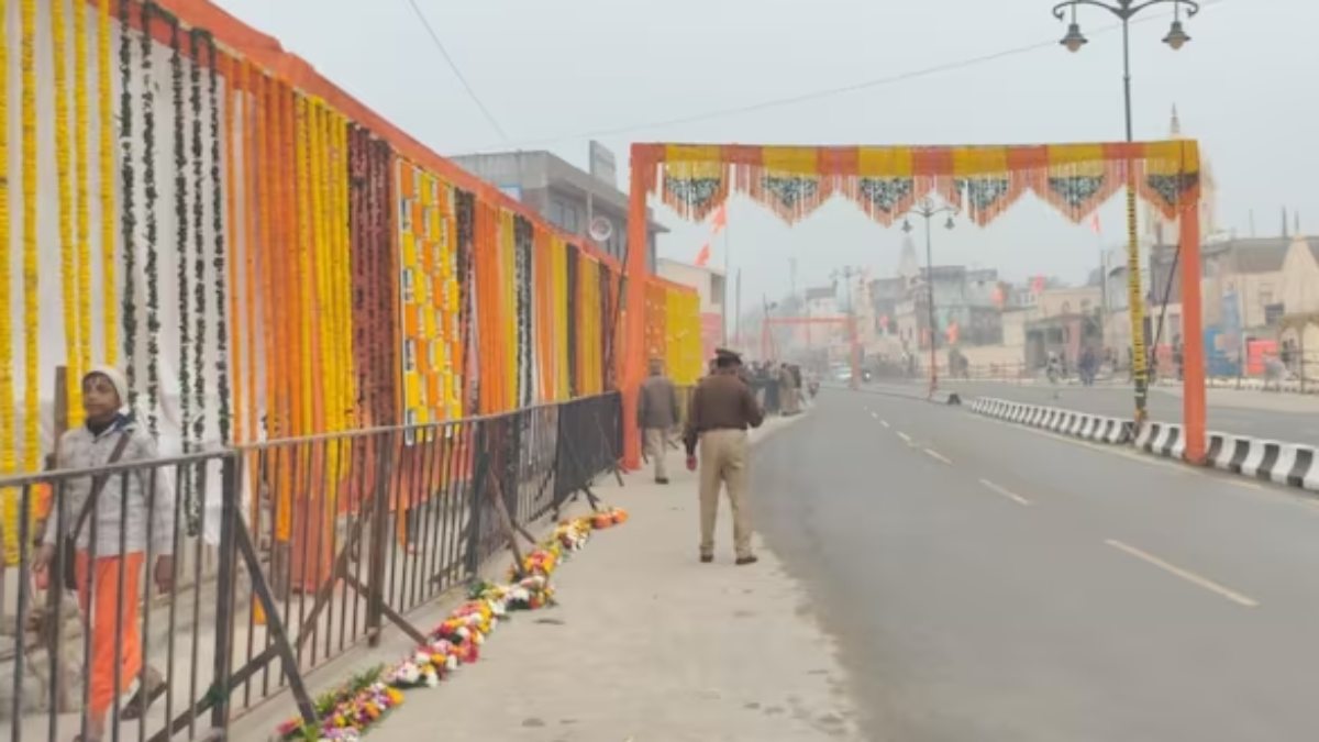 PM मोदी के आगमन से पहले 500 क्विंटल देसी-विदेशी फूलों से सजाई जा रही है राम की नगरी अयोध्या
