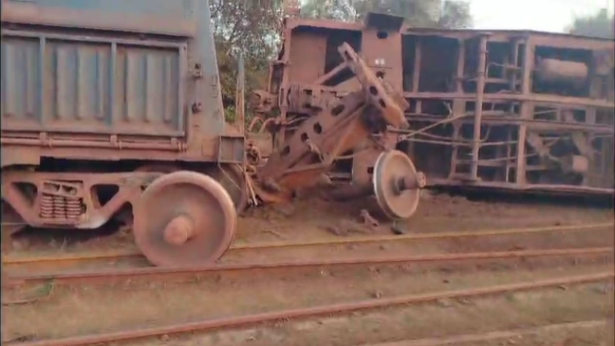 CG BREAKING : भिलाई स्टील प्लांट आयरन ओर ले जाने वाली मालगाड़ी पटरी से उतरी, दो डिब्बे ट्रैक से हुए बाहर, देखें VIDEO …