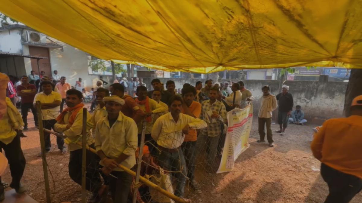 बकाया बोनस की राशि लेने बैंकों में लगी लंबी कतार, 9 साल बाद पैसे मिलने से किसानों में खुशी