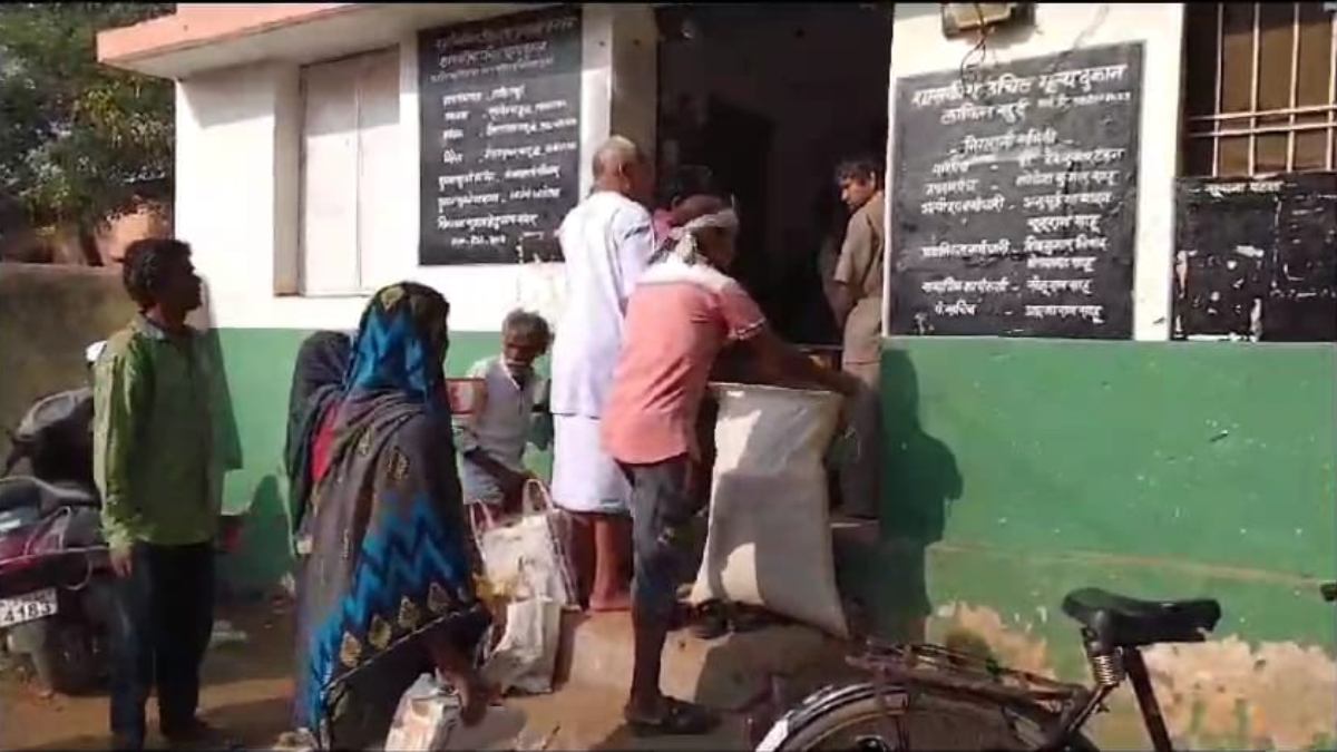 गरीबों के हक में डाका : पीडीएस में 12 दुकान संचालकों ने की हेराफेरी, खाद्य विभाग ने 5 दुकानों को किया निरस्त, 9 से हुई चावल की रिकवरी
