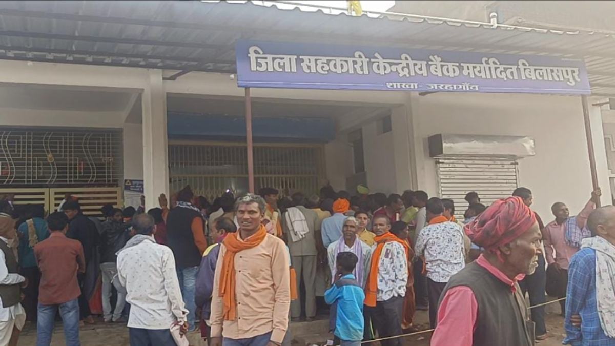 अन्नदाताओं से लूट खसोट : बोनस की राशि लेने पहुंच रहे किसानों से पैसे ऐंठ रहे बैंक कर्मचारी, ATM कार्ड भी ब्लॉक