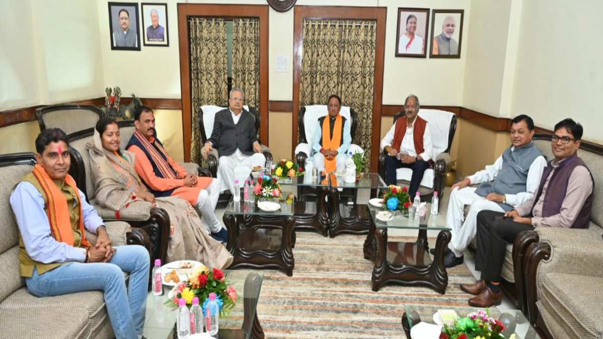 मंत्रियों ने CM विष्णुदेव साय से की सौजन्य मुलाकात, सीएम ने कहा- ‘सुशासन का सूर्योदय’ वाक्य को मिलकर चरितार्थ करेंगे