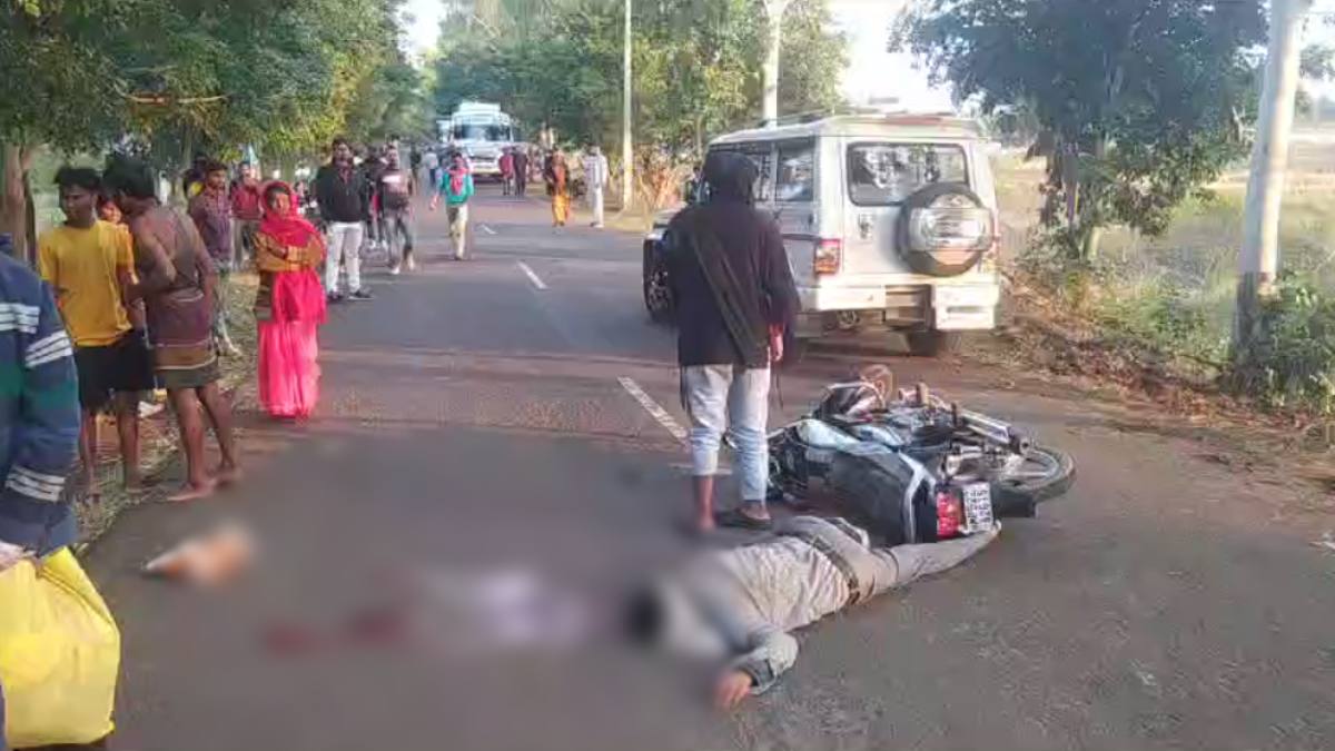 रफ्तार का कहर: अज्ञात वाहन ने बाइक को मारी टक्कर, 1 की मौत, दो गंभीर घायल