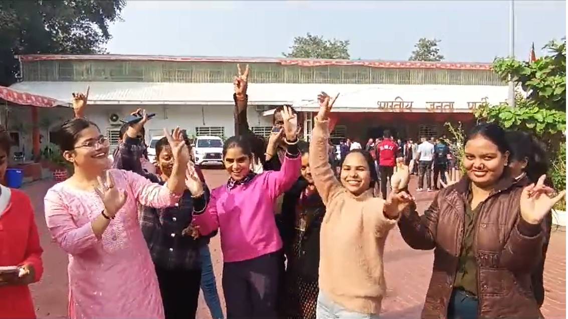 MP Election Result 2023: बीजेपी कार्यालय में जश्न का माहौल, महिला कार्यकर्ता डांस करते नजर आए, Video