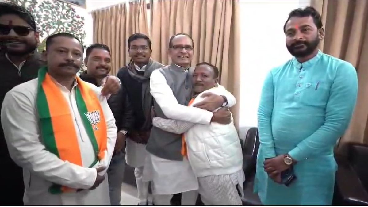 भाजपा जिला अध्यक्ष को जूते पहनाकर शिवराज ने पूरा कराया संकल्प, जानिए क्या है मामला