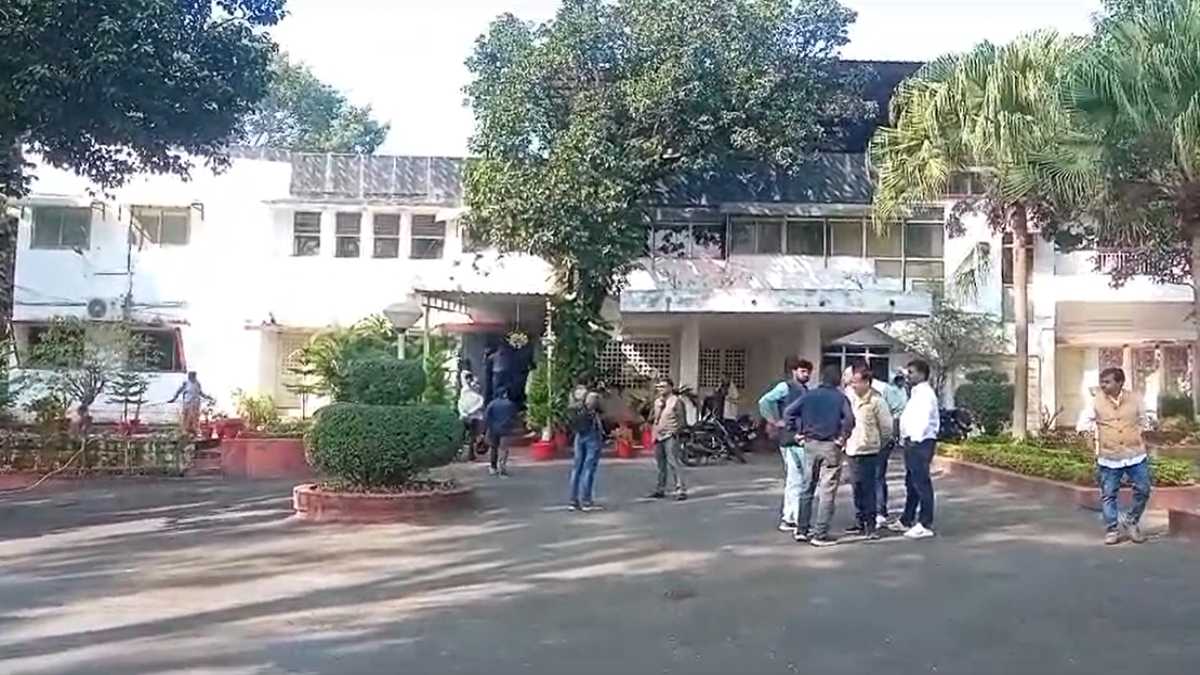 बीजेपी के बड़े नेताओं के बंगले पर समर्थकों का जमावड़ाः मुख्यमंत्री के दावेदार पूर्व केंद्रीय मंत्री प्रह्लाद पटेल के घर कार्यकर्ताओं की लगी भीड़