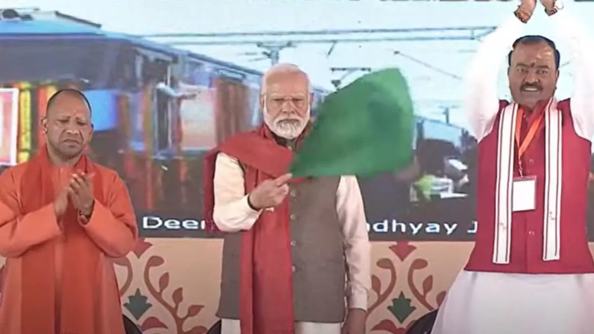 PM मोदी ने वाराणसी को दी 19 हजार करोड़ की विकास परियोजनाओं की सौगात, वंदे भारत को भी दिखाई हरी झंडी