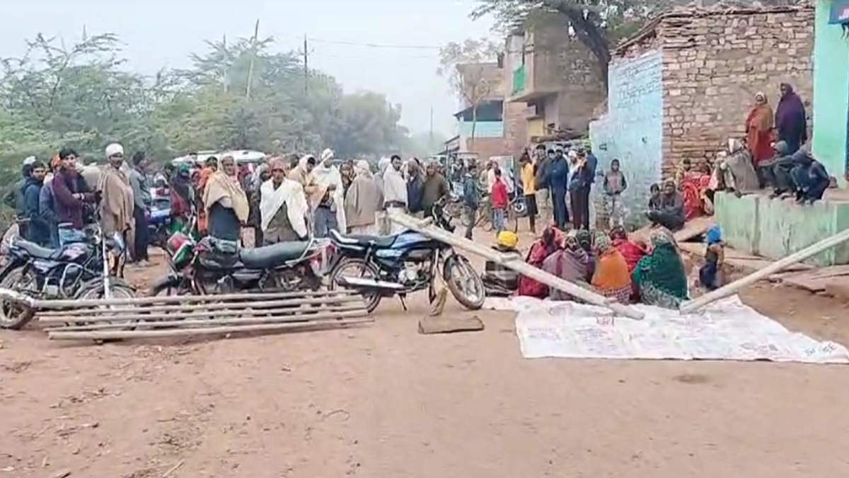 बड़ी खबर: वायरल वीडियो में जिस युवक पर अतिक्रमण के आरोप लगे, उसका शव फंदे पर मिला, ग्रामीणों ने हत्या बताते हुए सड़क पर लगाया जाम