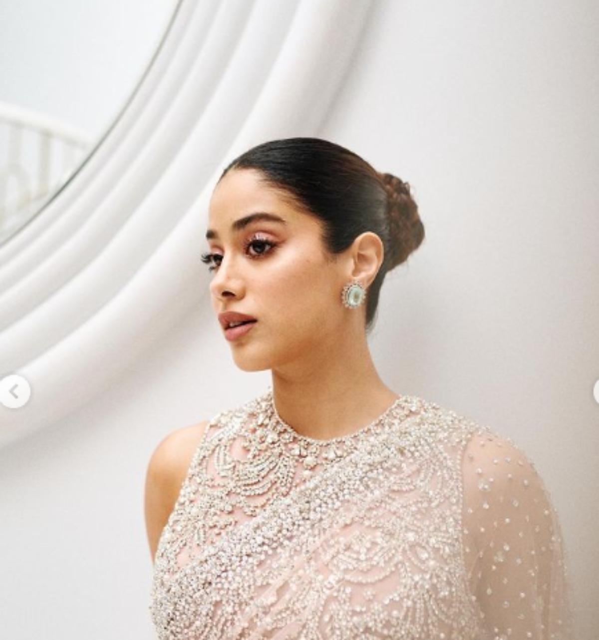 Janhvi Kapoor New Look: साड़ी में कातिल पोज देती नजर आईं जान्हवी, लग रही बेहद खूबसूरत…