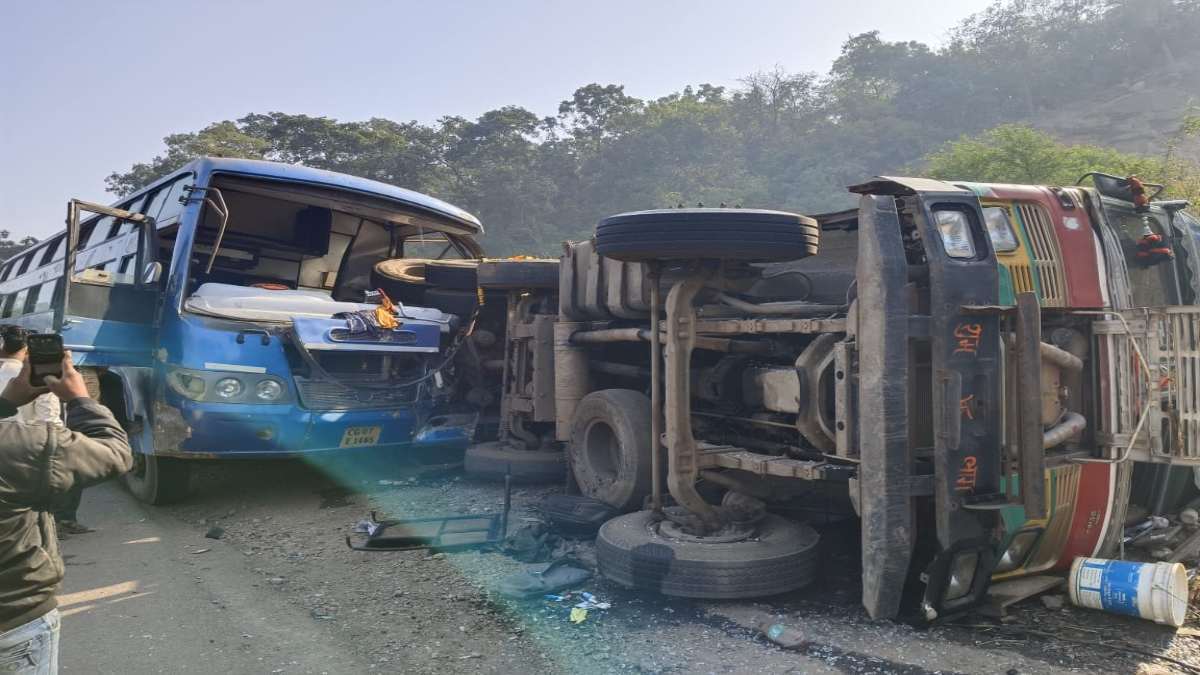 CG Road Accident : एक्सीडेंटल ट्रक से टकराई यात्री बस, 3 की मौके पर मौत, 12 लोग घायल