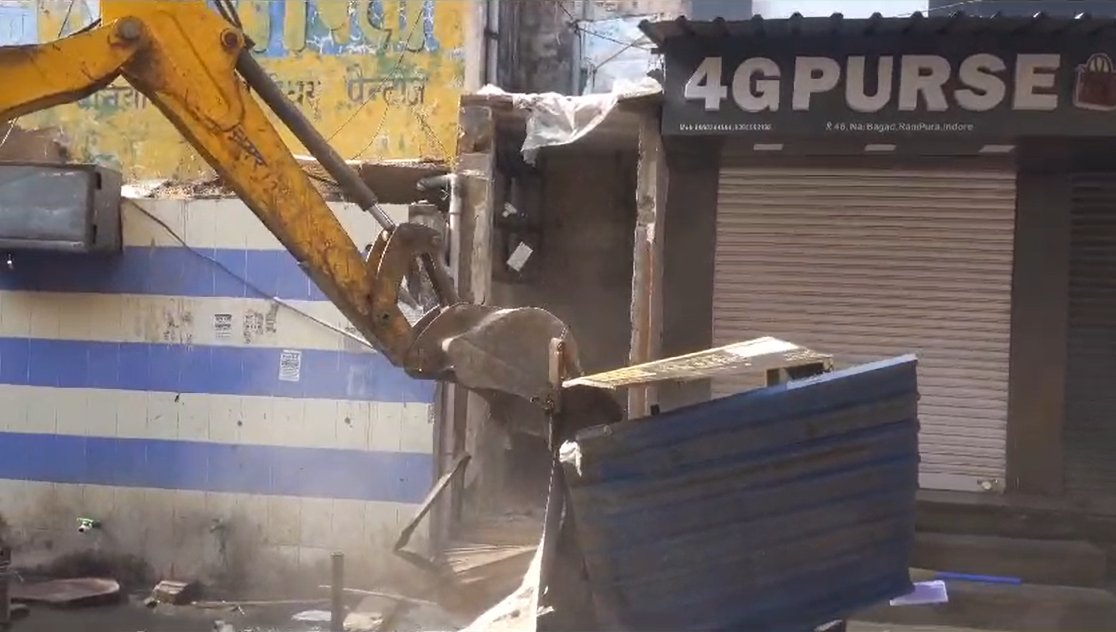 इंदौर में अवैध निर्माण पर चला बुलडोजरः विरोध को नजरअंदाज करते हुए नगर निगम ने की कार्रवाई