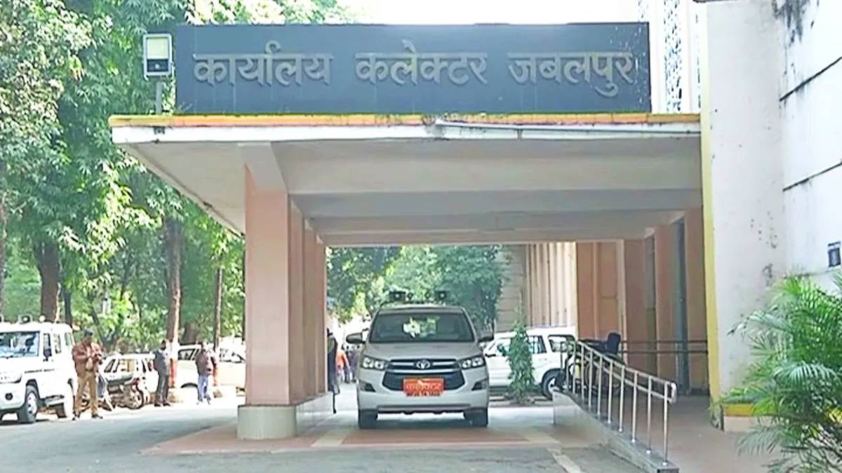 अजब-गजबः कलेक्टर ऑफिस से पांच करोड़ की फाइल गायब, ओएस के पास से उड़न छू हो गई फाइल, 4 महीने बाद FIR